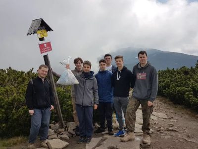 Sekcja sportowa na szczycie Małej Babie Góry (Beskid Żywiecki)