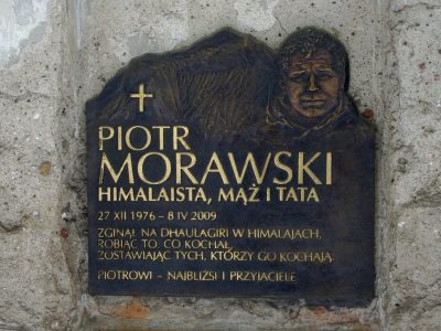 Symboliczna tablica upamiętniająca umieszczona w kościele św. Antoniego z Padwy w Warszawie