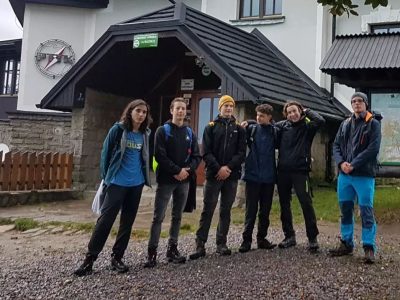 Sekcja sportowa na szczycie Magurki Wilkowickiej (Beskid Mały), I. dzień zdobywania szczytów w ramach akcji "W góry!"